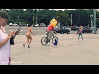 Видео: Секс прикол, голая на улице