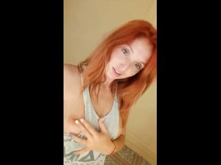 Видео: Эротика от рыжей красотки с красивой грудью